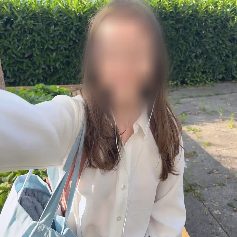 Zeynep, 22